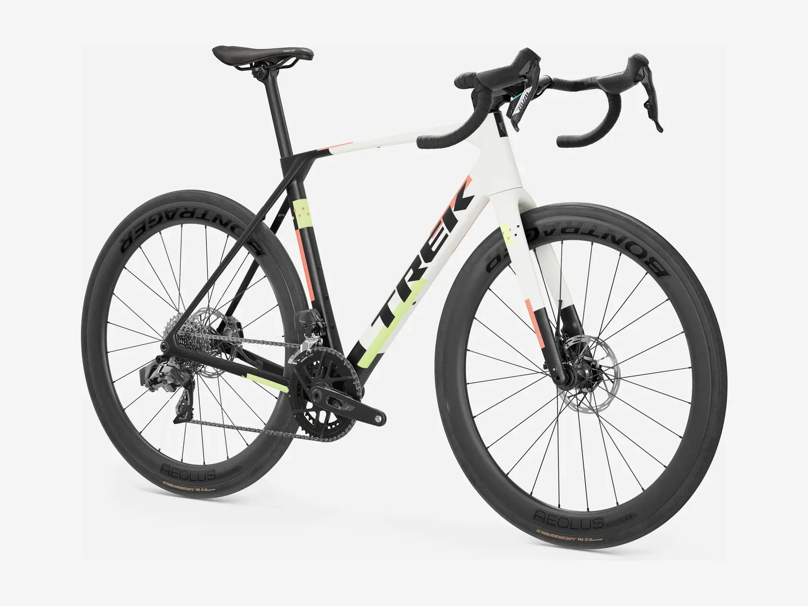 Trek Domane in Weiß mit farbigen Akzenten, schräg von vorn