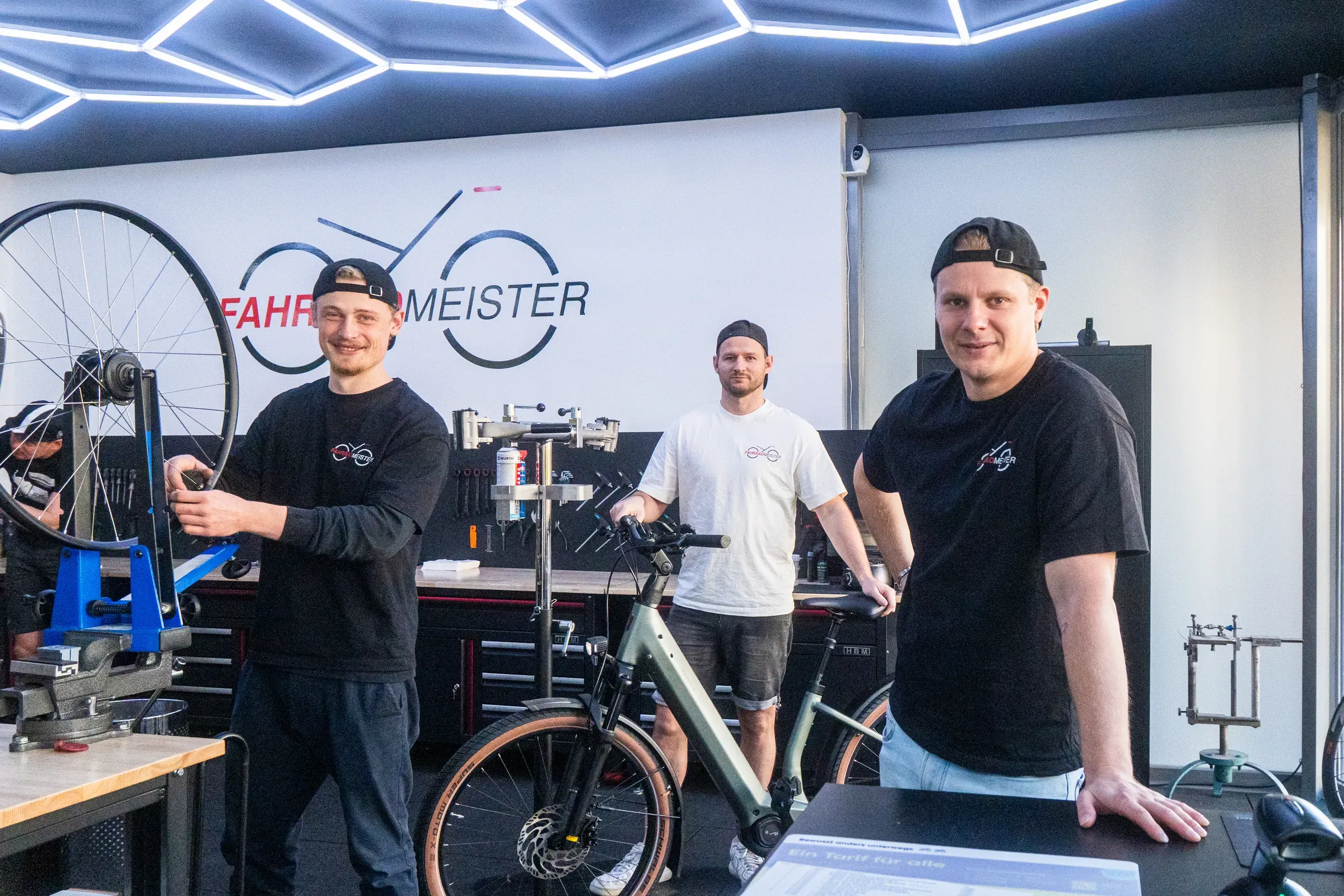 Das Fahrradmeister-Team in der Werkstatt an der Danziger Straße